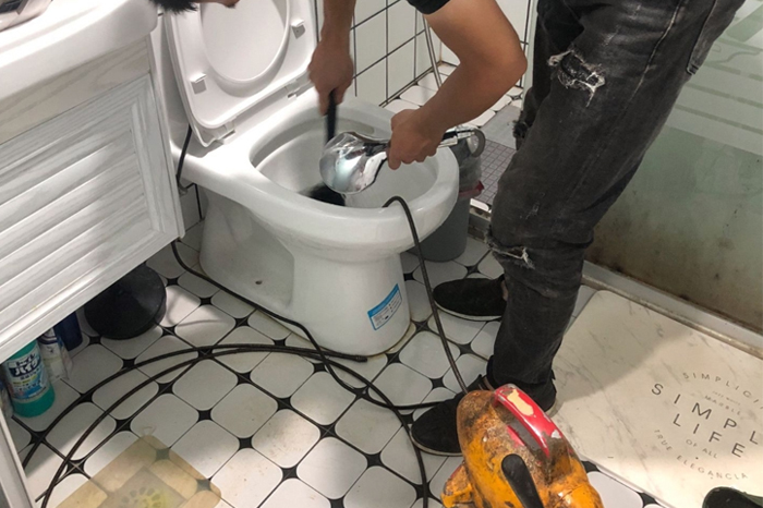南溪马桶堵塞自己疏通还是找师傅?专业上门服务让你省时更省心