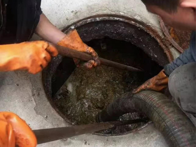 南溪清理化粪池时如何避免沼气的危害?